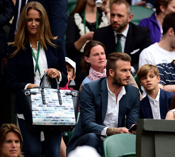 Kim Sears, mujer de Andy Murray, pasa junto a David Beckham y su hijo Romeo a su llegada a la pista
