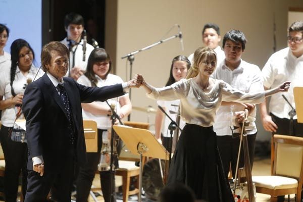 Raphael unió su voz a esta peculiar orquesta, que fue dirigida en esta ocasión por la gran Inma Shara
