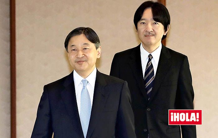 El príncipe Akishino tras su hermano Naruhito