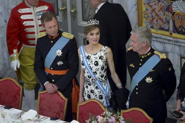 El Gran Duque de Luxemburgo, caballerosamente, movió la silla para que doña Letizia tomara asiento. A su izquierda, se encontraba el rey Felipe de los Belgas, junto al rey de España y al de Holanda representan la nueva generación de la monarquía que recientemente ha asumido las funciones para las que desde niños fueron preparados
