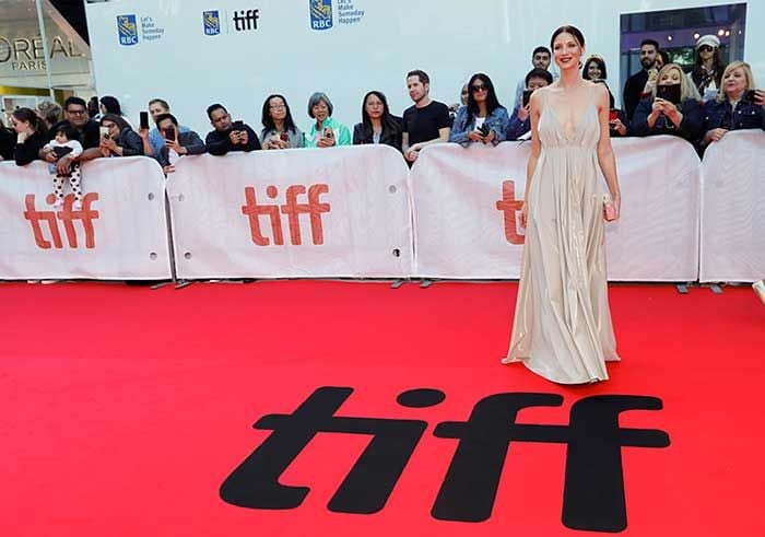 Caitriona Balfe en la alfombra roja de Ford vs. Ferrari