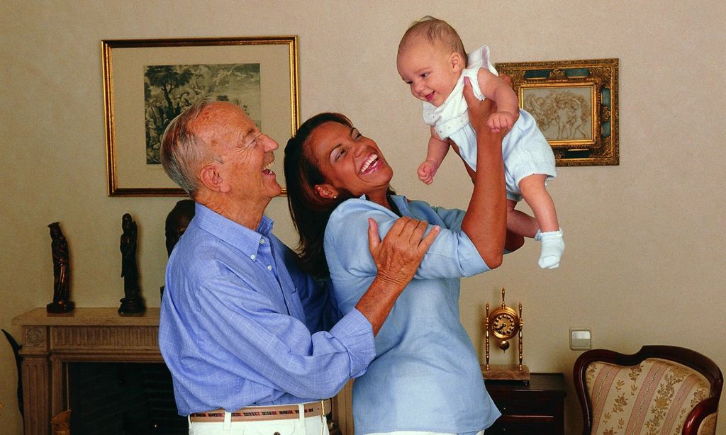 Madrid. Julio Iglesias Puga y Ronna Keith posando con su hijo Jaime por primera vez en su casa