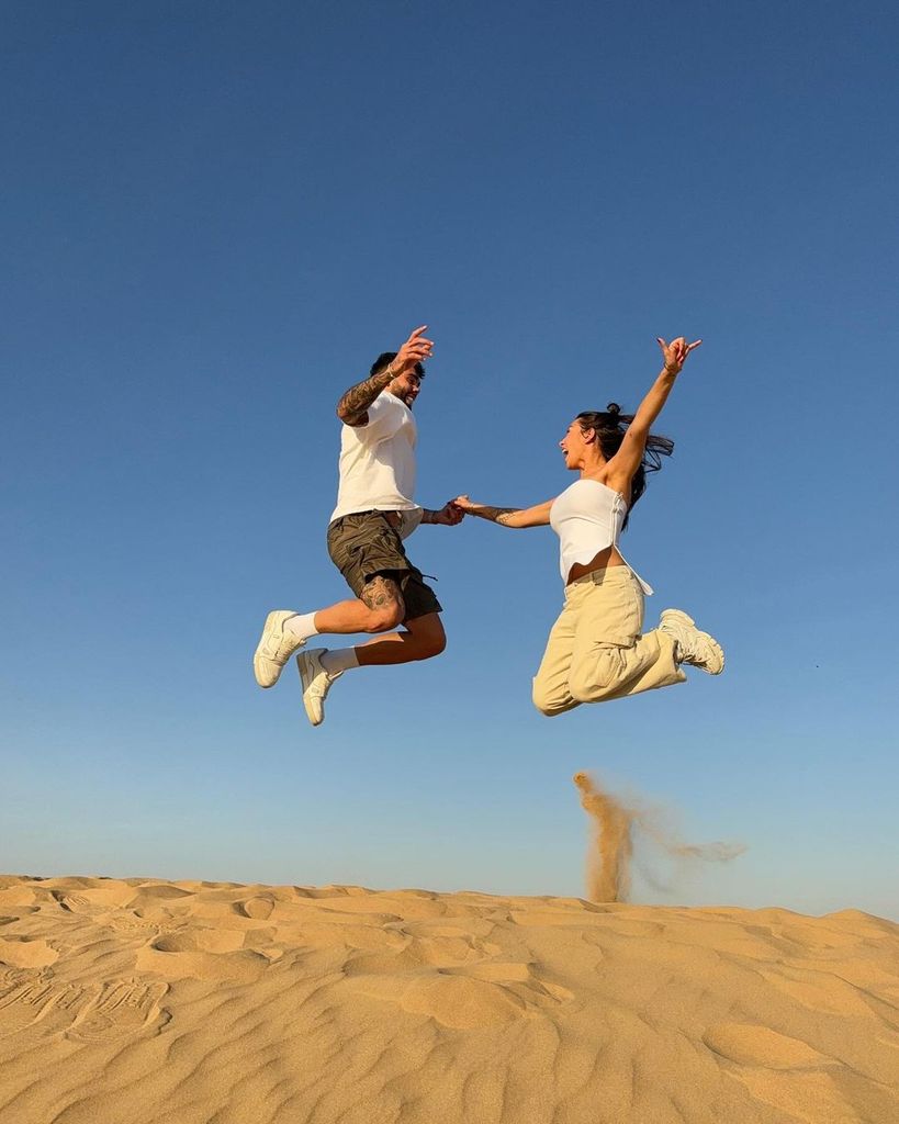 David Raya y Tatiana Trouboul saltando en el desierto