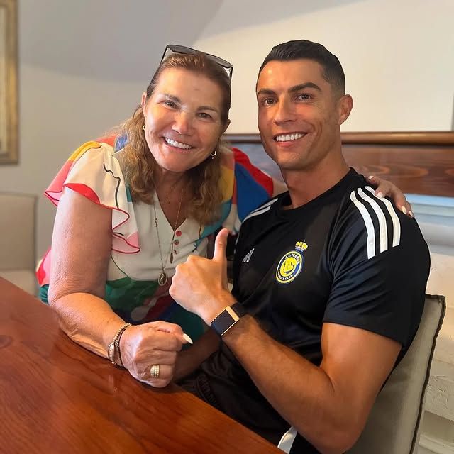 Cristiano Ronaldo y su mamá, en una foto reciente