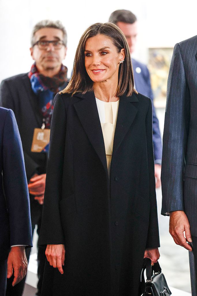 La reina Letizia rompe sus propias reglas de estilo en ARCO con un look minimalista