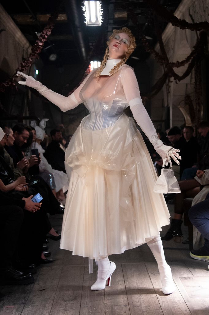 John Galliano sorprendió al mundo de la moda al presentar a sus modelos con un acabado "de muñeca de porcelana" en la pasada Semana de Alta Costura en París en el 2024