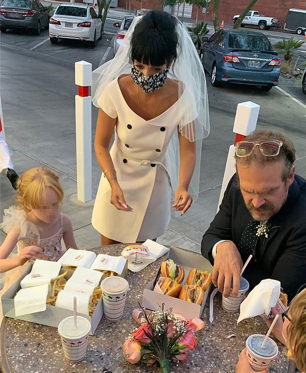 Lily Allen y David Harbour comen hamburguesas tras su boda