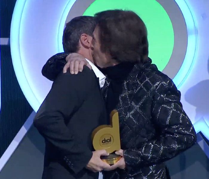 Manuel Martos entrega el premio a su padre 