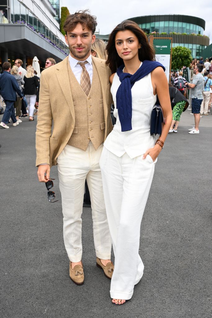 LONDRES, INGLATERRA - 10 DE JULIO: Pierre Gasly y Francisca Gomes, vestidos de Ralph Lauren, asisten al Campeonato de Tenis de Wimbledon en el All England Tennis and Croquet Club en Wimbledon el 10 de julio de 2024 en Londres, Inglaterra. (Foto de Karwai Tang/WireImage)