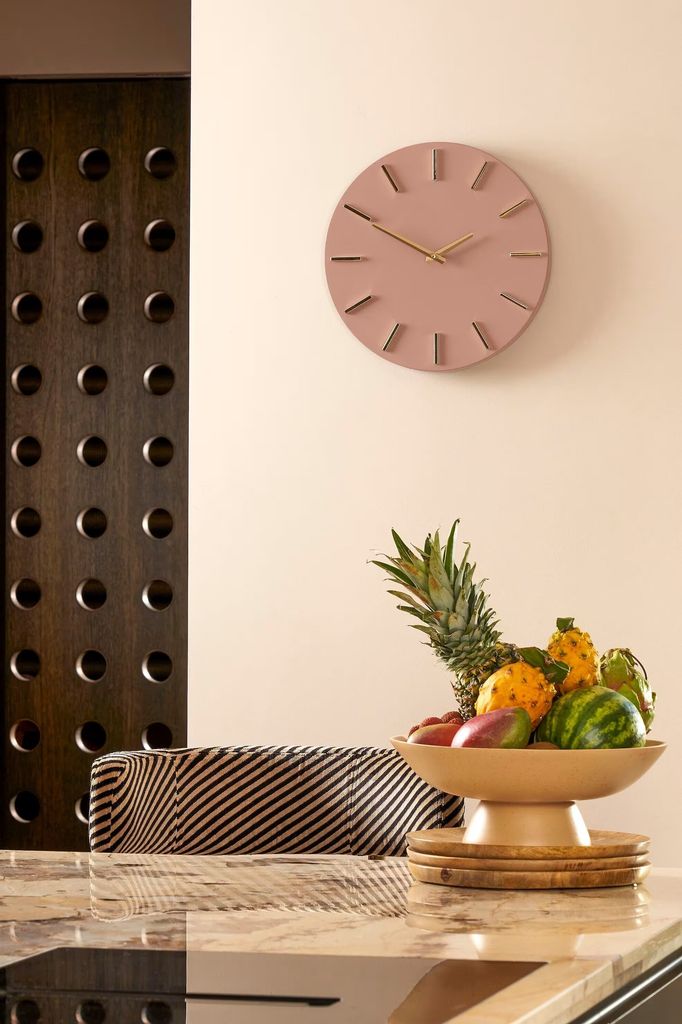 Pared de la cocina decorada con un reloj