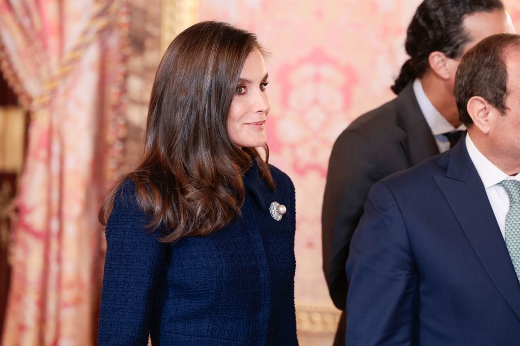 La reina Letizia viste un traje de tweed navy y su broche de perlas