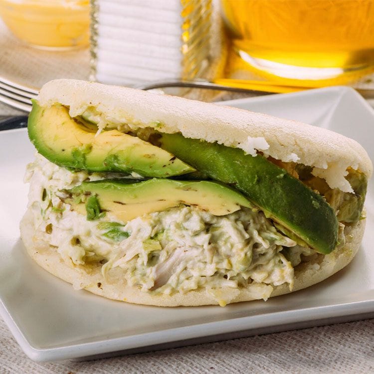 Arepas rellenas de ensalada de pollo y aguacate