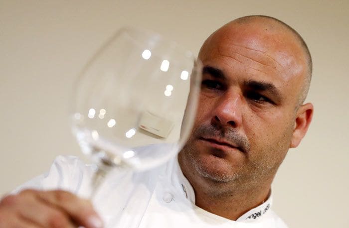 El chef Ángel León (restaurante 'Aponiente', Cádiz) fue uno de los protagonistas indiscutibles del primer día del congreso debido a su sorprendente ponencia sobre la luminiscencia marina.
