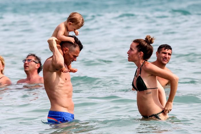 Fonsi Nieto y Marta Castro, con su hijo Hugo