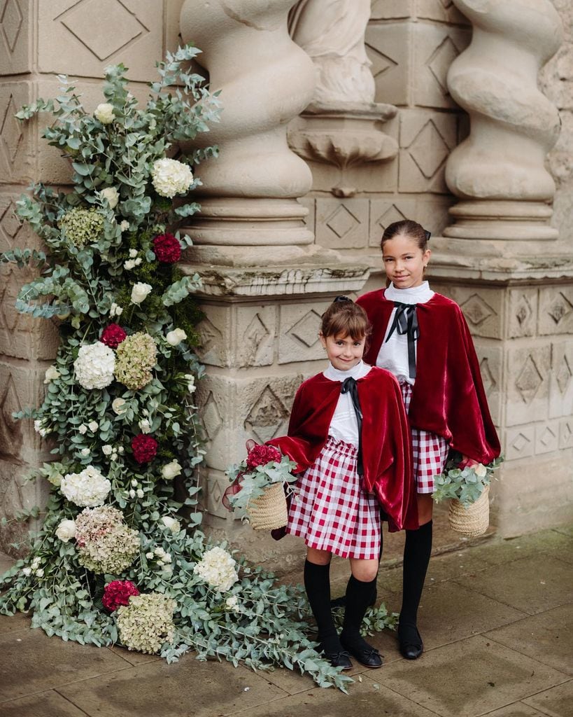 Niños de arras bodas de invierno rojo