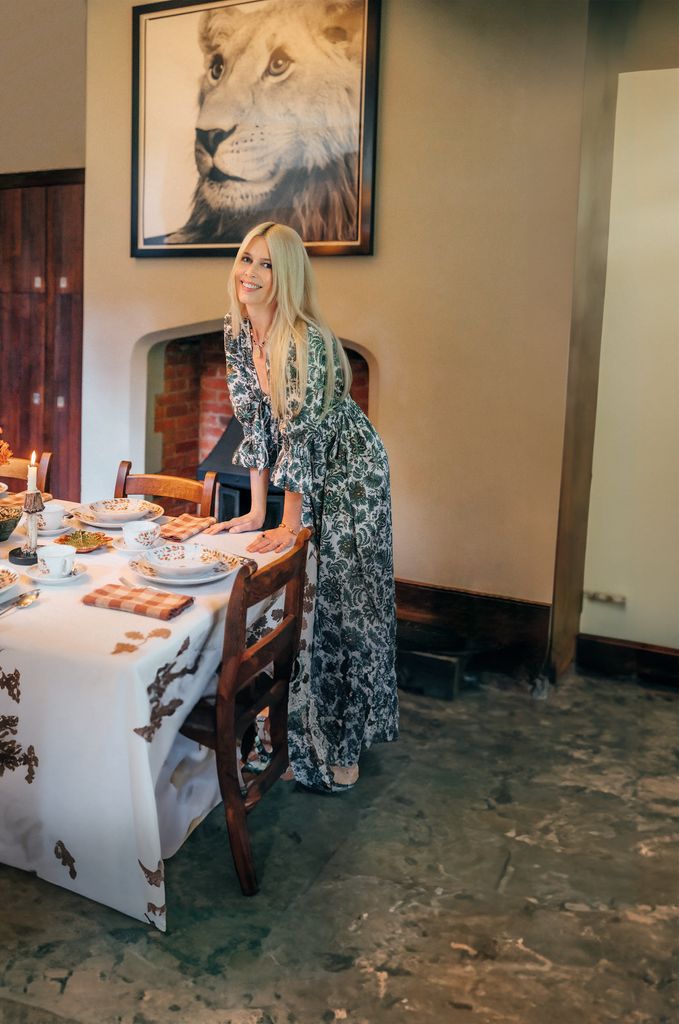 Claudia Schiffer en su mesa de comedor