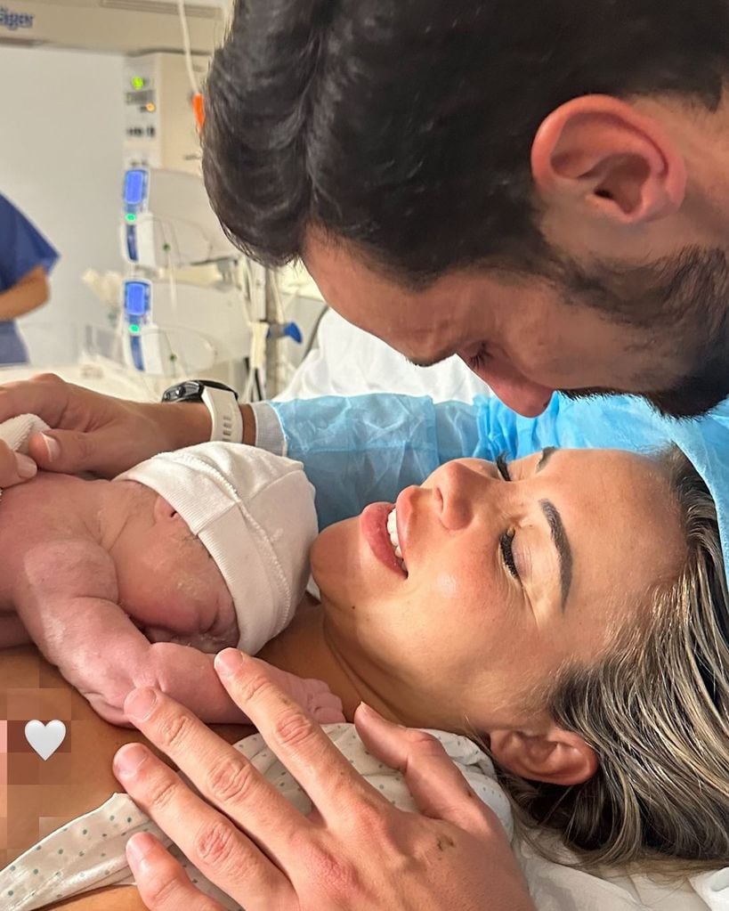 Alba Silva y Sergio Rico con su pequeña Carla