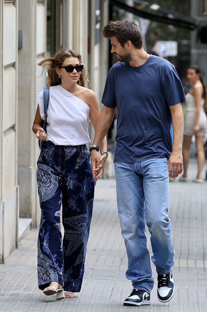 Gerard Piqué y su novia Clara Chía disfrutan de un almuerzo juntos en Barcelona.