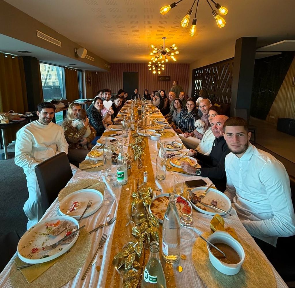 La gran reunión de la familia Zidane por Navidad por el cumpleaños de Elyaz, el benjamín de la familia 
