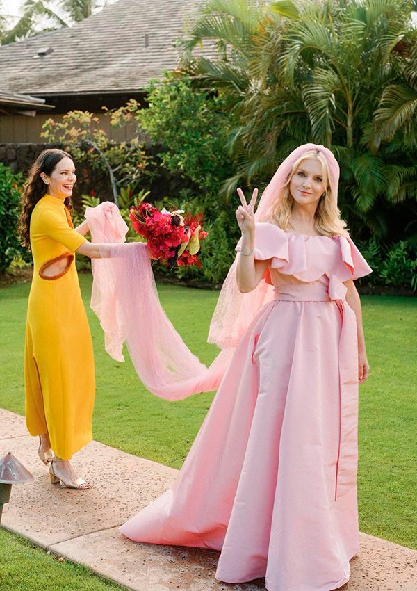 La imponente boda de Laura Brown, en Hawai y vestida de rosa Valentino