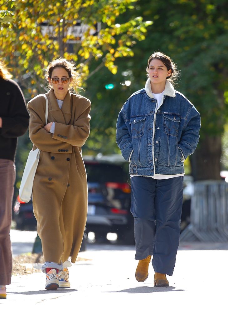 Katie Holmes y Suri Cruise fueron captadas paseando por Nueva York.