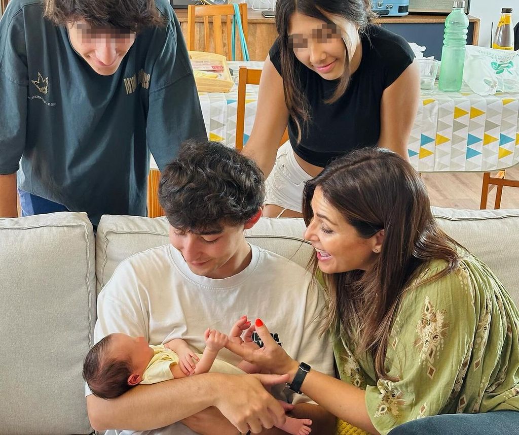 Nuria Roca presenta al nuevo miembro de la familia, su sobrino Pol, junio de 2024
