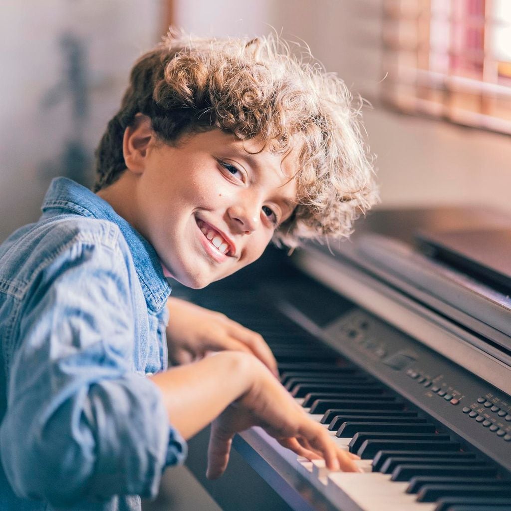 Niño toca el piano