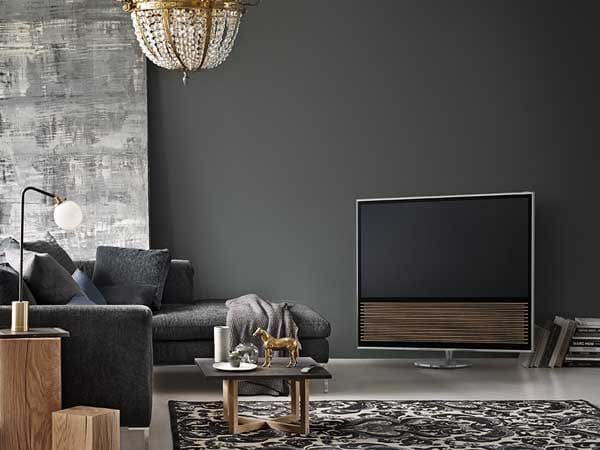 La unión hace la fuerza, como muestra el televisor Beovision 14 de Bang & Olufsen (bang-oflusen.com) al combinar una pantalla Led Ultra HD con un altavoz de lamas de roble. Diseño y artesanía en el salón.
