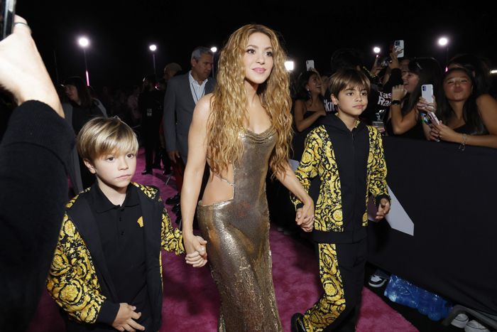 Shakira y sus hijos Milan y Sasha en los MTV VMA's