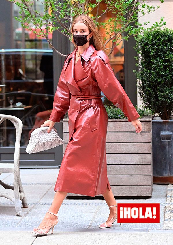 Rosie Huntington Whiteley en Nueva York con look de Bottega Veneta