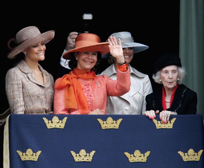 Las damas reales saludan a los suecos desde el balcón con ocasión del 60º cumpleaños de Carlos Gustavo de Suecia
