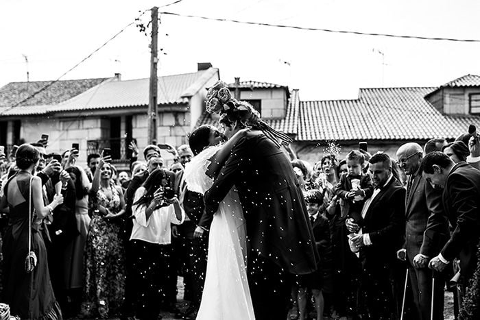 pareja boda abrazo