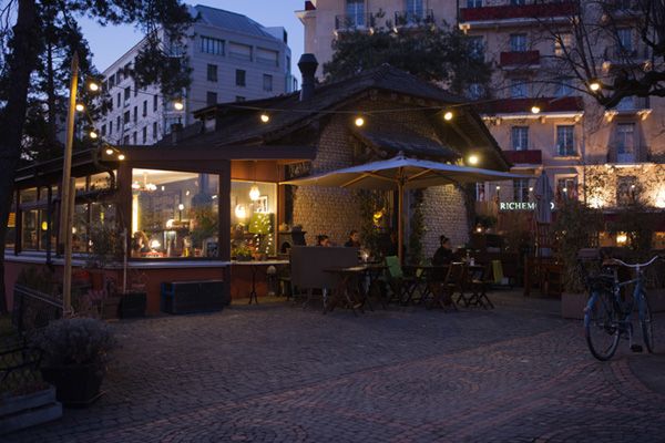 El pintoresco Cottage café, frente al embarcadero y Quai du Mont-Blanc con magníficas vistas al lago
