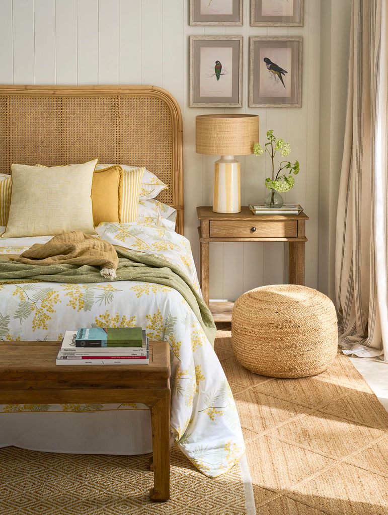 Dormitorio con alfombra de fibras vegetales