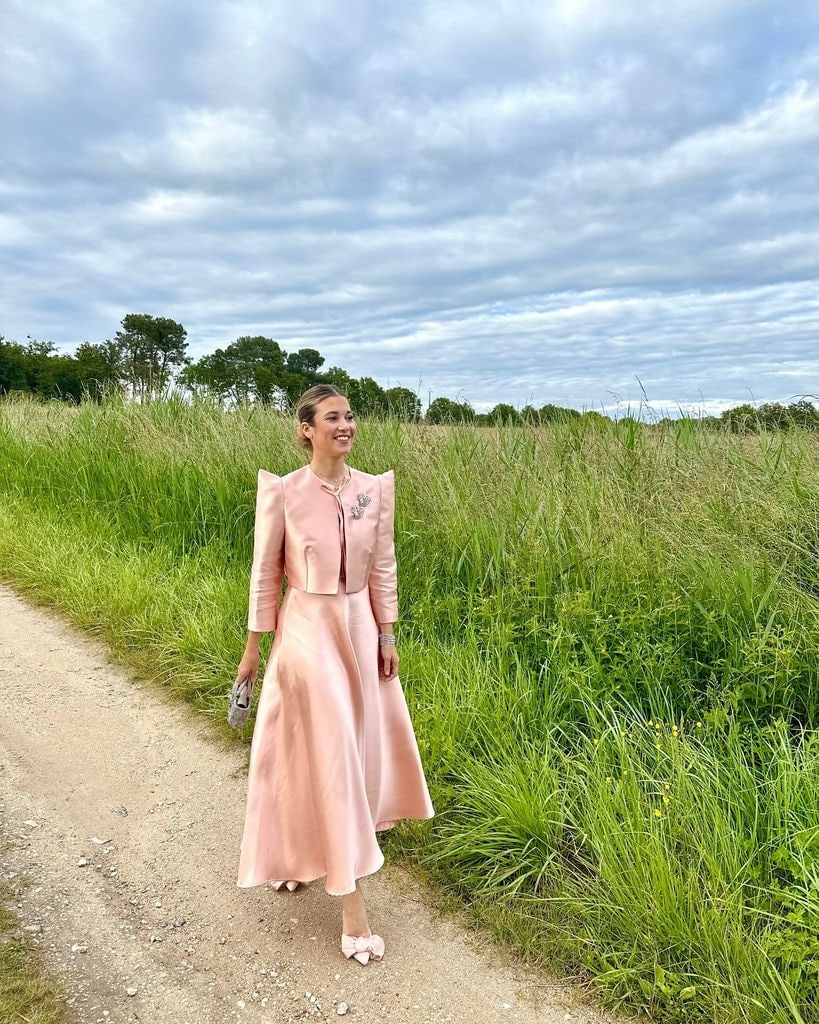 Look de invitada de invierno rosa de Inés de Cominges