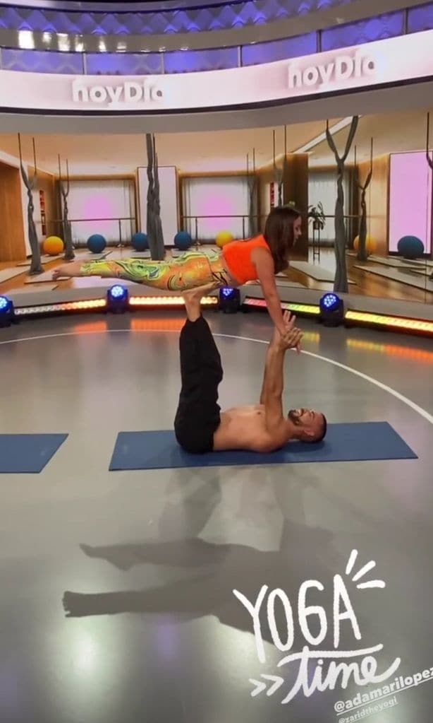 Adamari López hace yoga