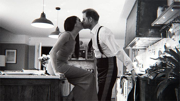 El príncipe Harry y Meghan Markle en una cocina