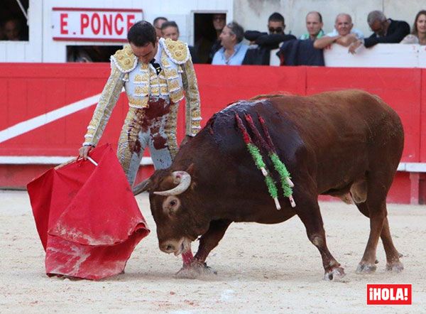 Enrique Ponce salió a lidiar el segundo toro lesionado y consiguió cortarle dos orejas, ante la satisfacción del público asistente
