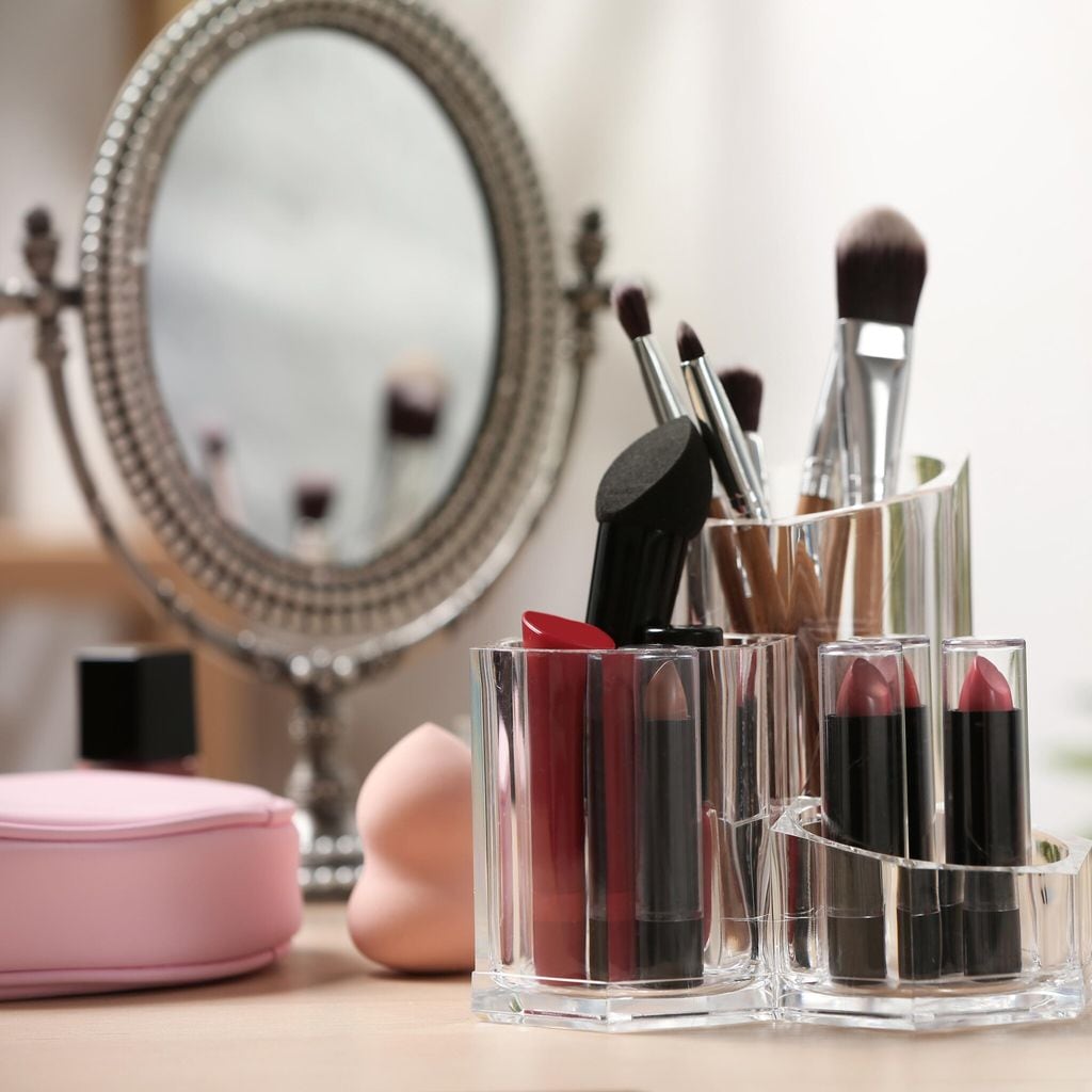 Conjunto de productos cosméticos decorativos para maquillaje en tocador
