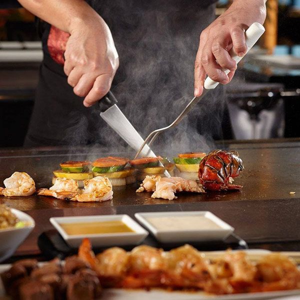 Tampoco falta el tradicional Teppan-yaki, un espacio presidido por un maestro cocinero que prepara los alimentos sobre una gran plancha caliente delante de los comensales.
