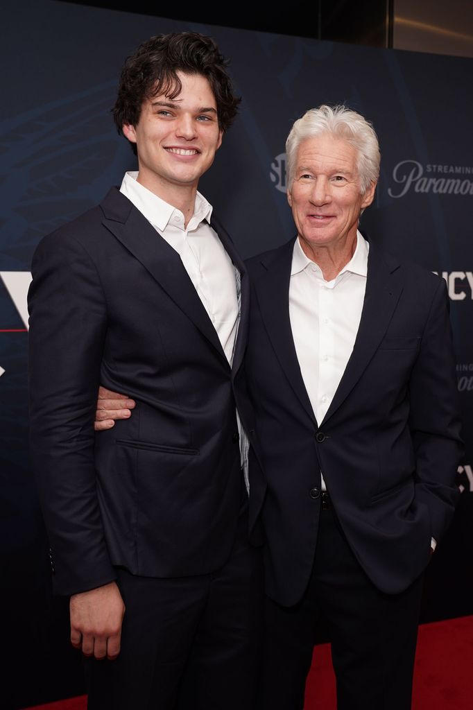 Richard Gere con su hijo Homer James en el estreno de 'The Agency' en Nueva York