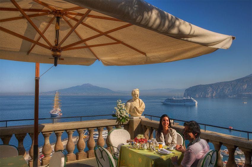 pareja disfrutando restaurante italia