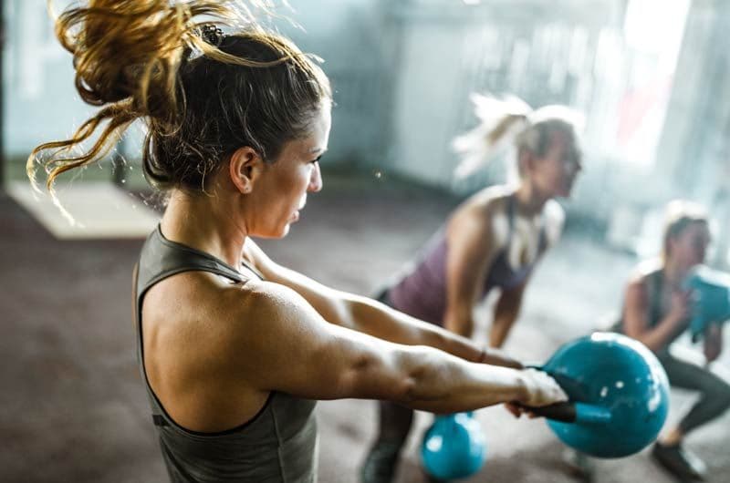 chica kettlebell