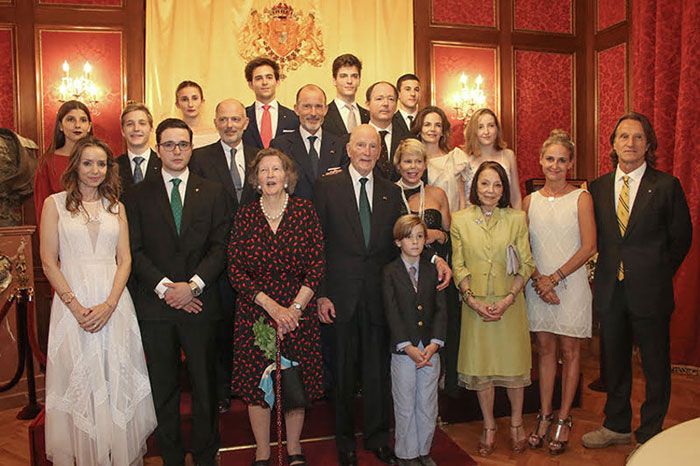 Foto de grupo del rey Simeón con su gran familia