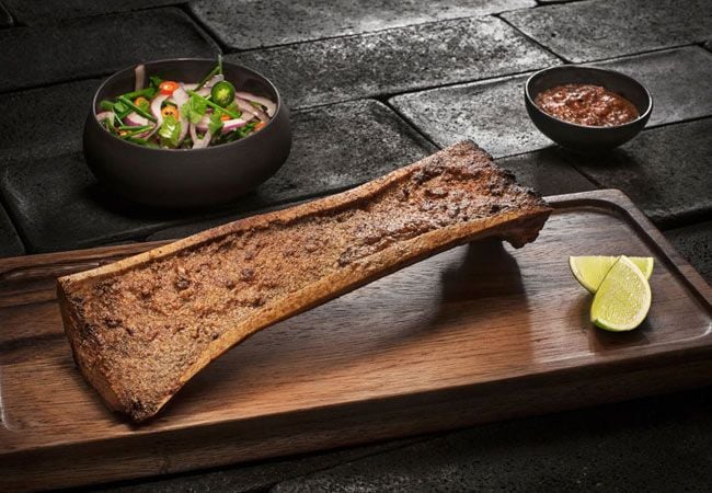 'Tuétano a la brasa. Salsa molcajeteada, majado de hierbas', todo un clásico de la carta de 'Punto MX'. Foto: www.puntomx.es
