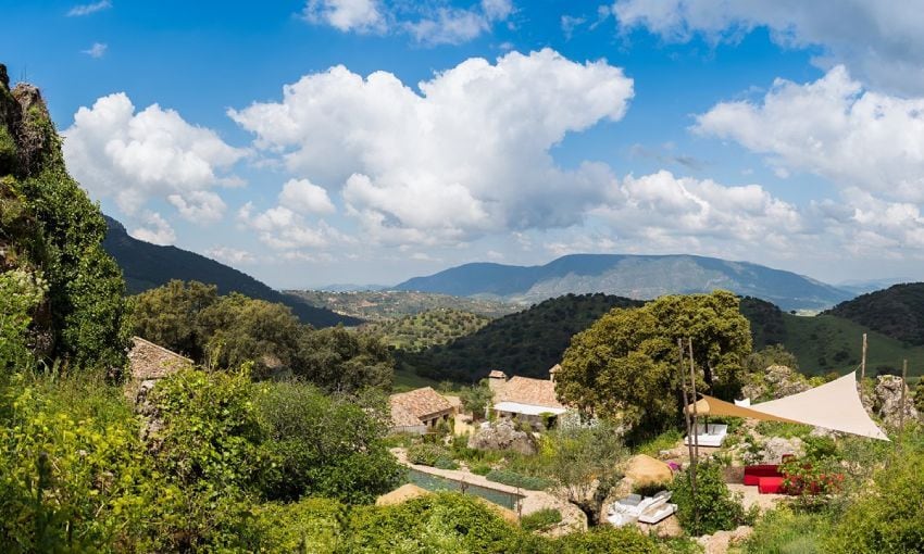 Panorámica de la finca de La Donaira, un eco-alojamiento de lujo en la serranía de Ronda, Málaga