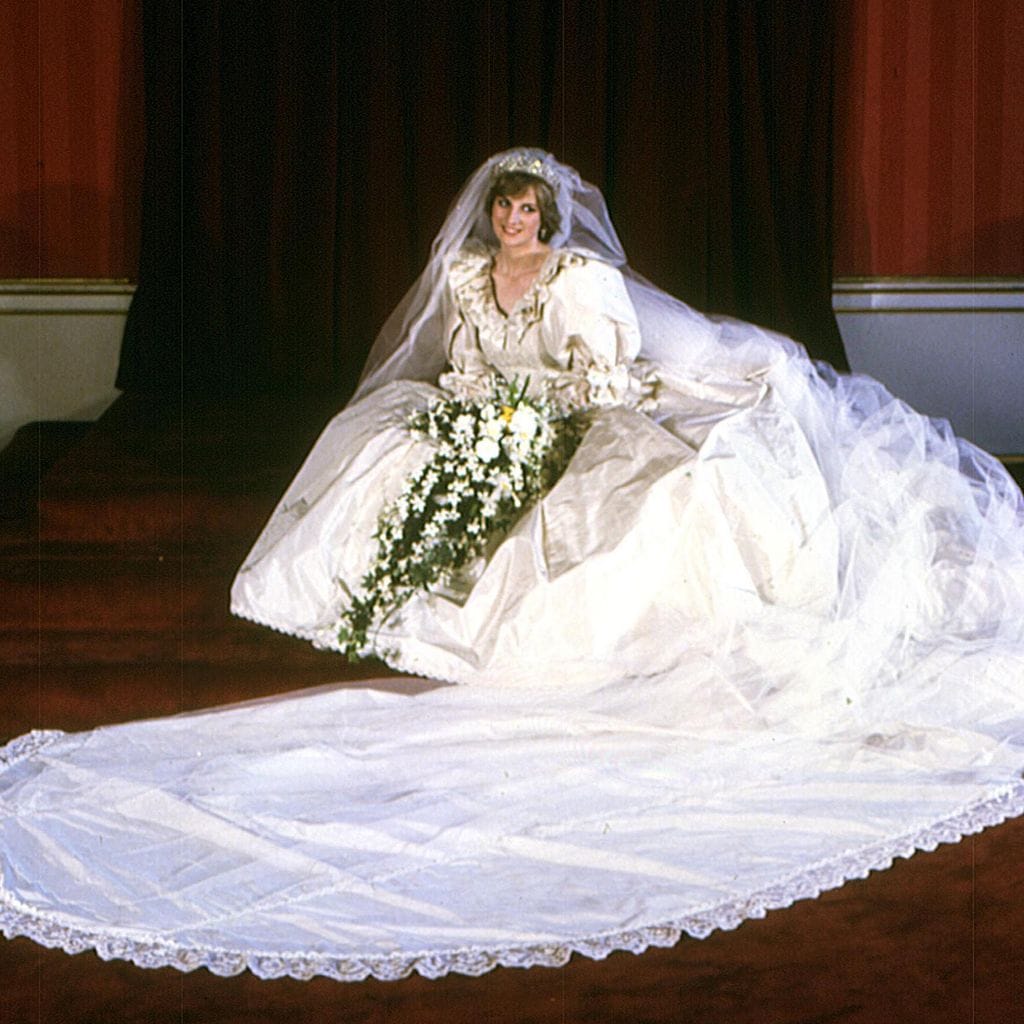 princess diana 39 s wedding dress is going on display at kensington palace