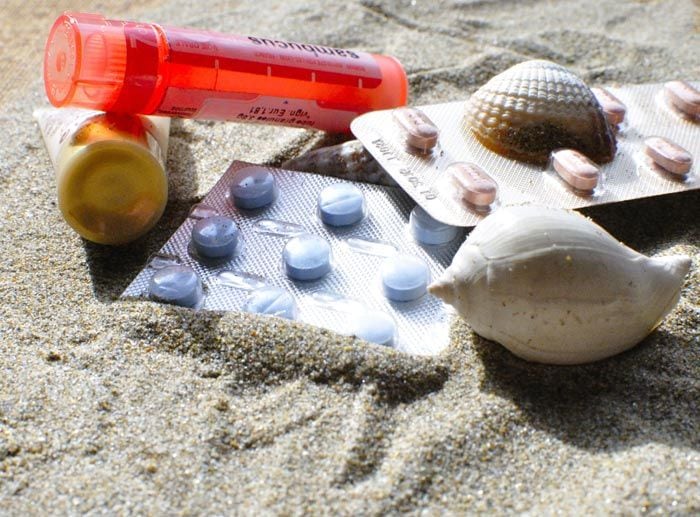 medicamentos y cremas en la playa