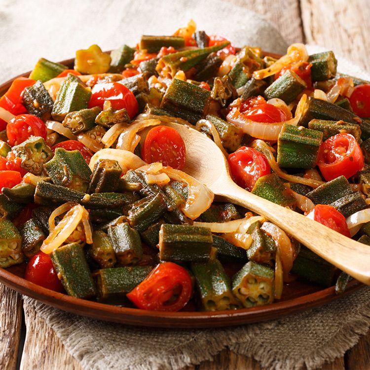 Salteado de okra con tomate y cebolla