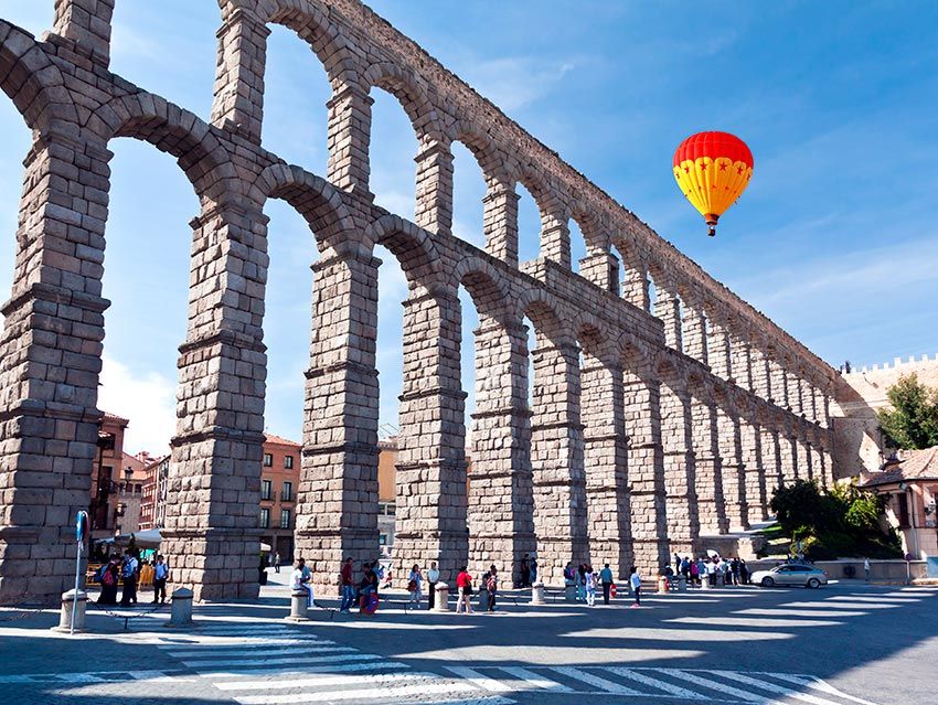 En globo sobrevolando el acueducto de Segovia